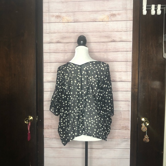 Cold shoulder Polkadot top - Picture 3 of 7